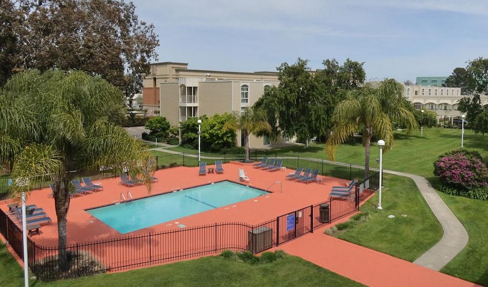 Отель Hilton Oakland Airport Экстерьер фото