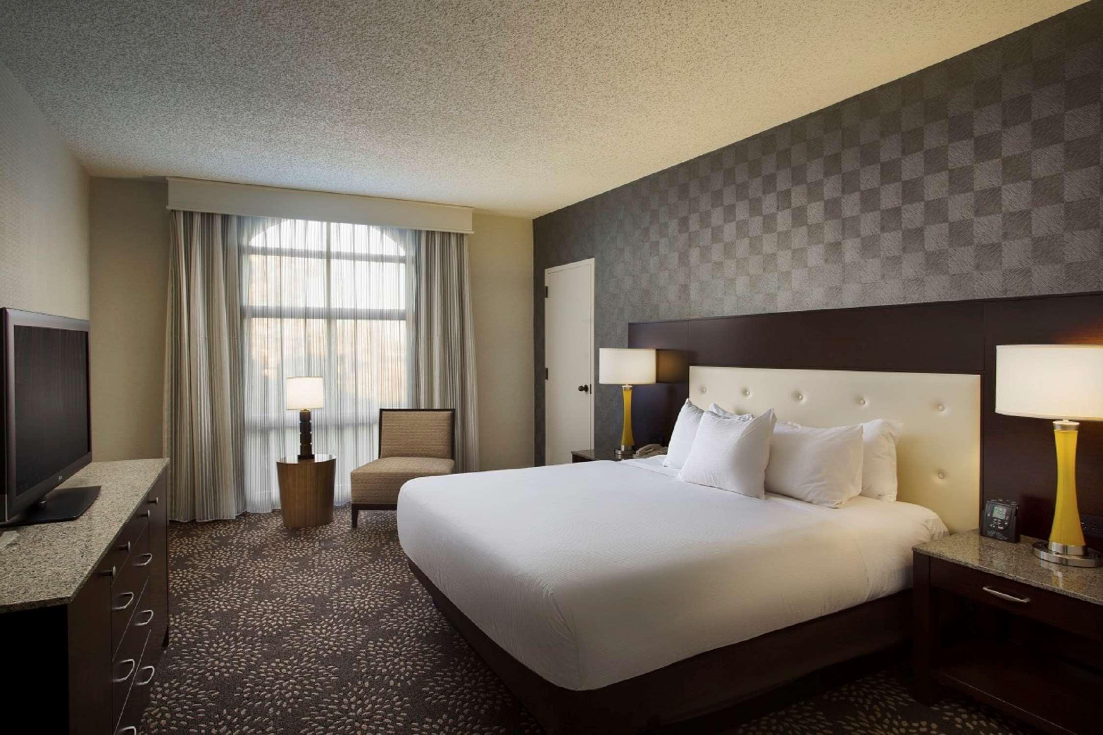 Отель Hilton Oakland Airport Экстерьер фото