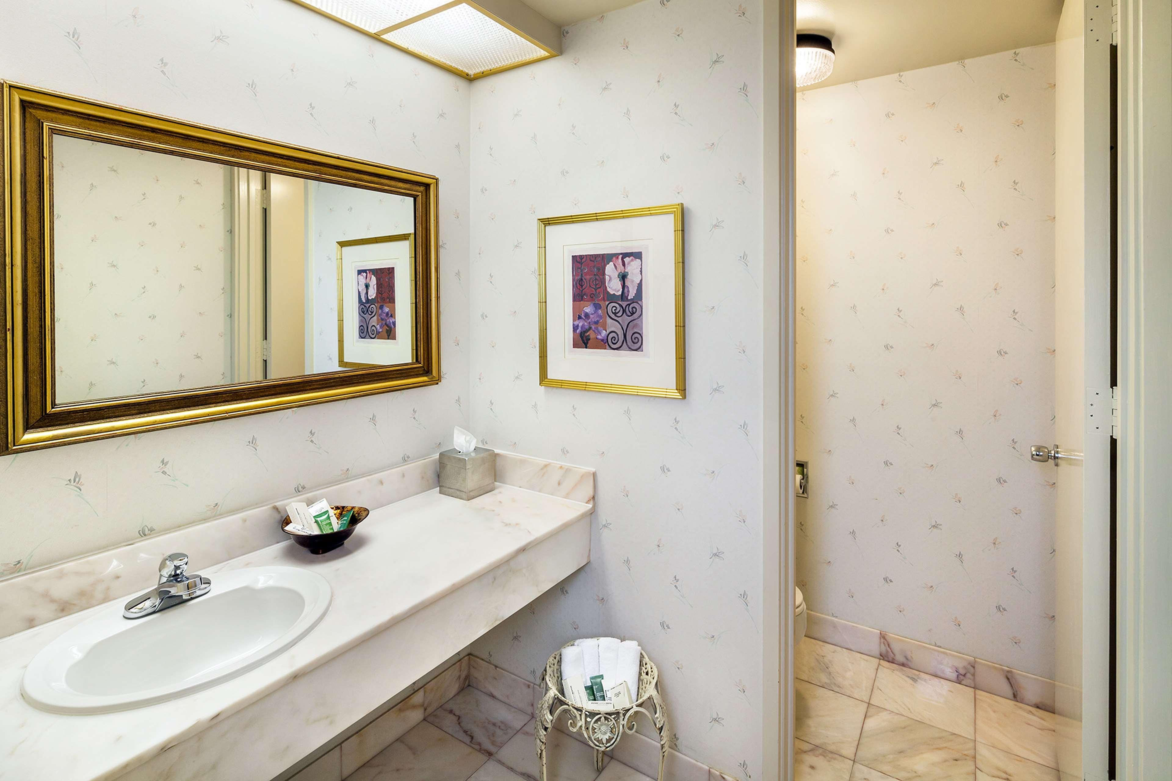 Отель Hilton Oakland Airport Экстерьер фото