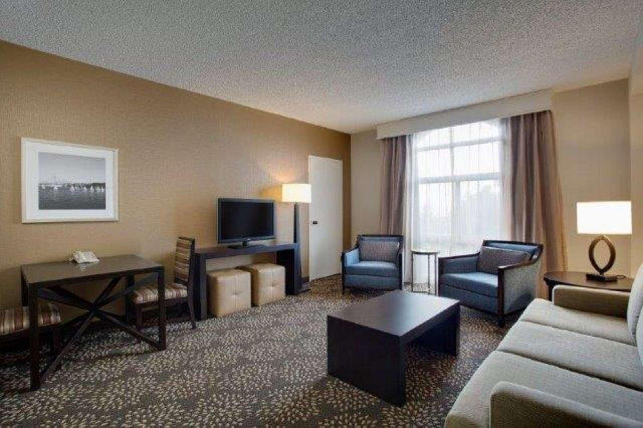 Отель Hilton Oakland Airport Экстерьер фото