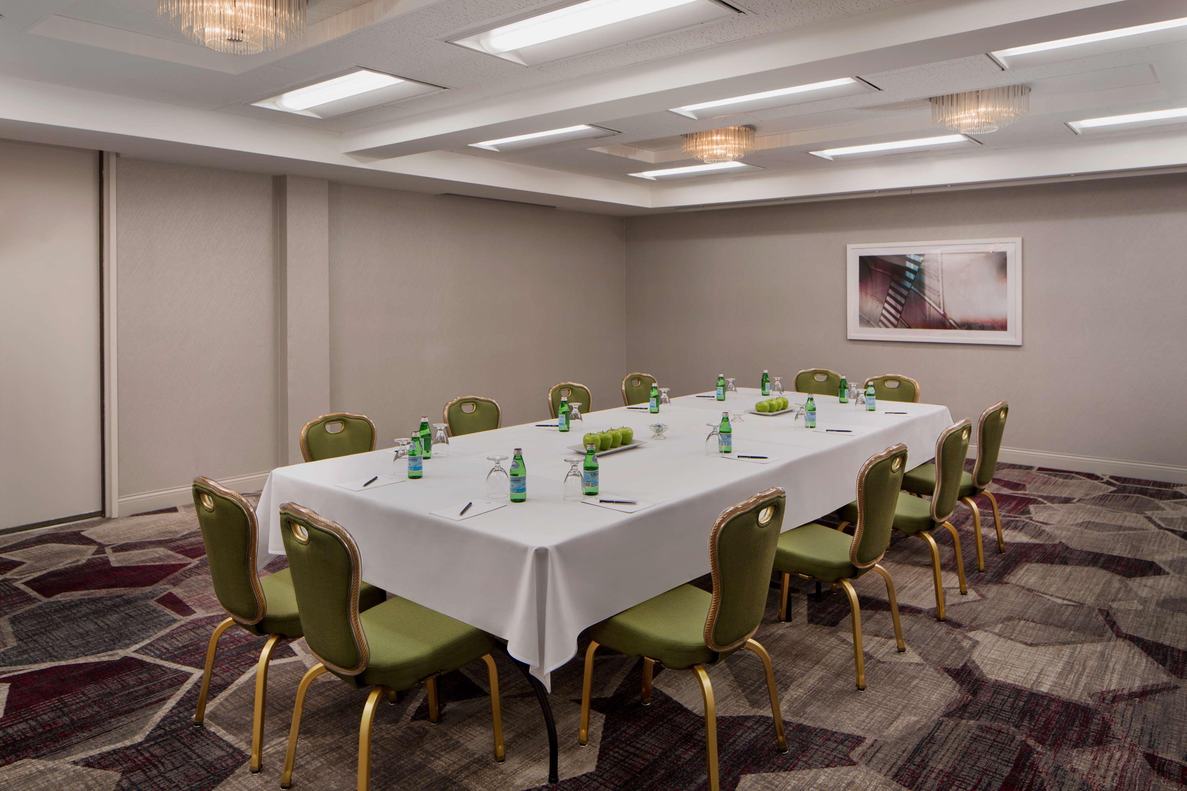 Отель Hilton Oakland Airport Экстерьер фото