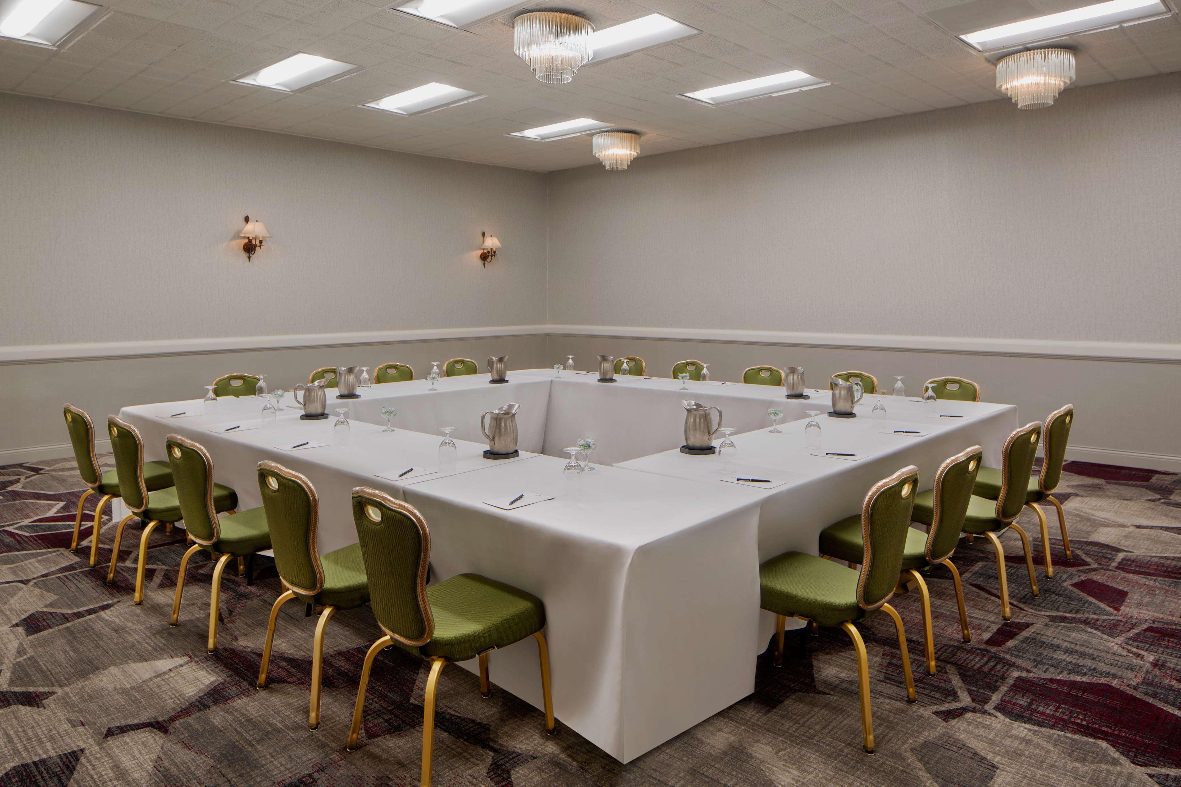 Отель Hilton Oakland Airport Экстерьер фото