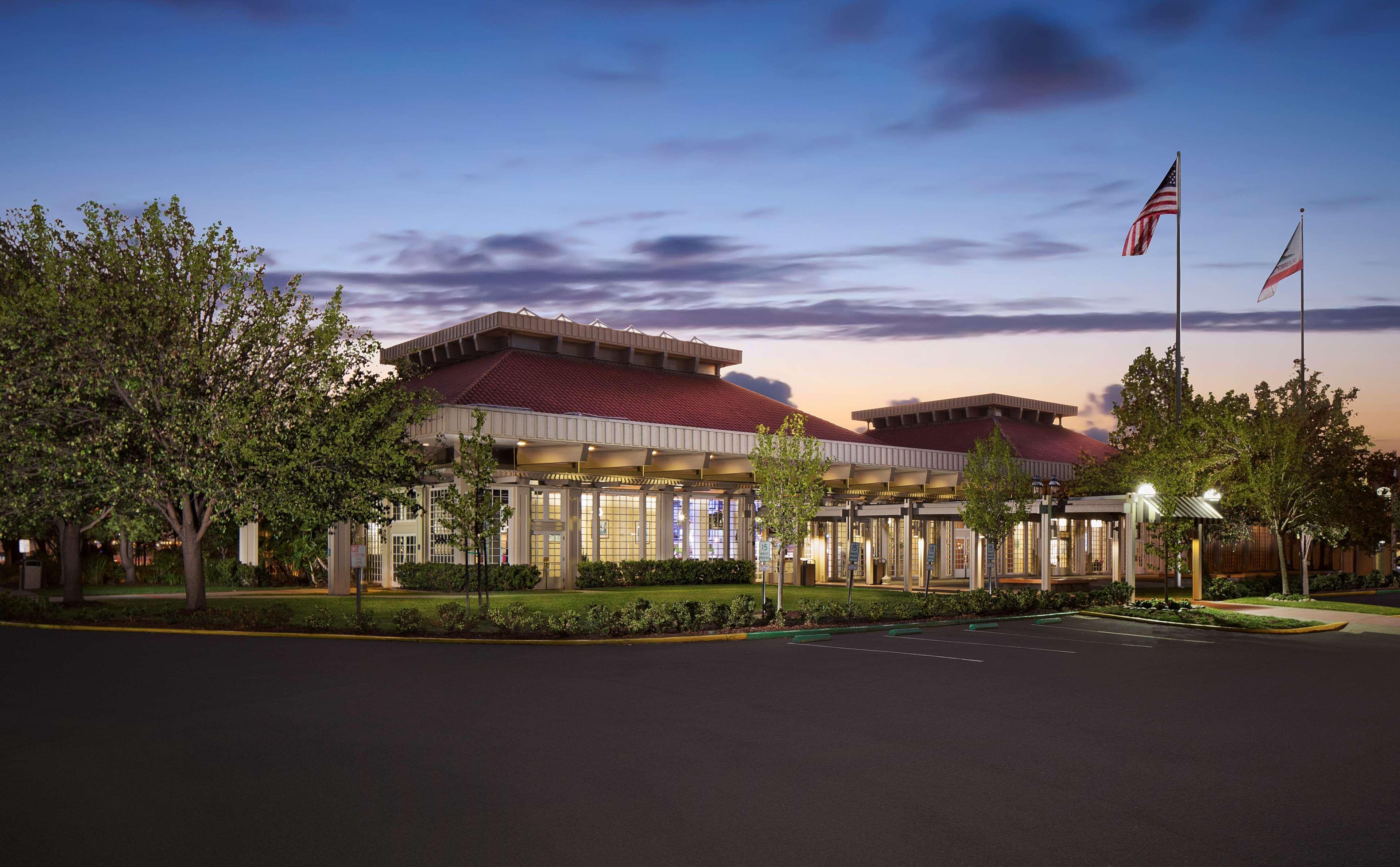 Отель Hilton Oakland Airport Экстерьер фото