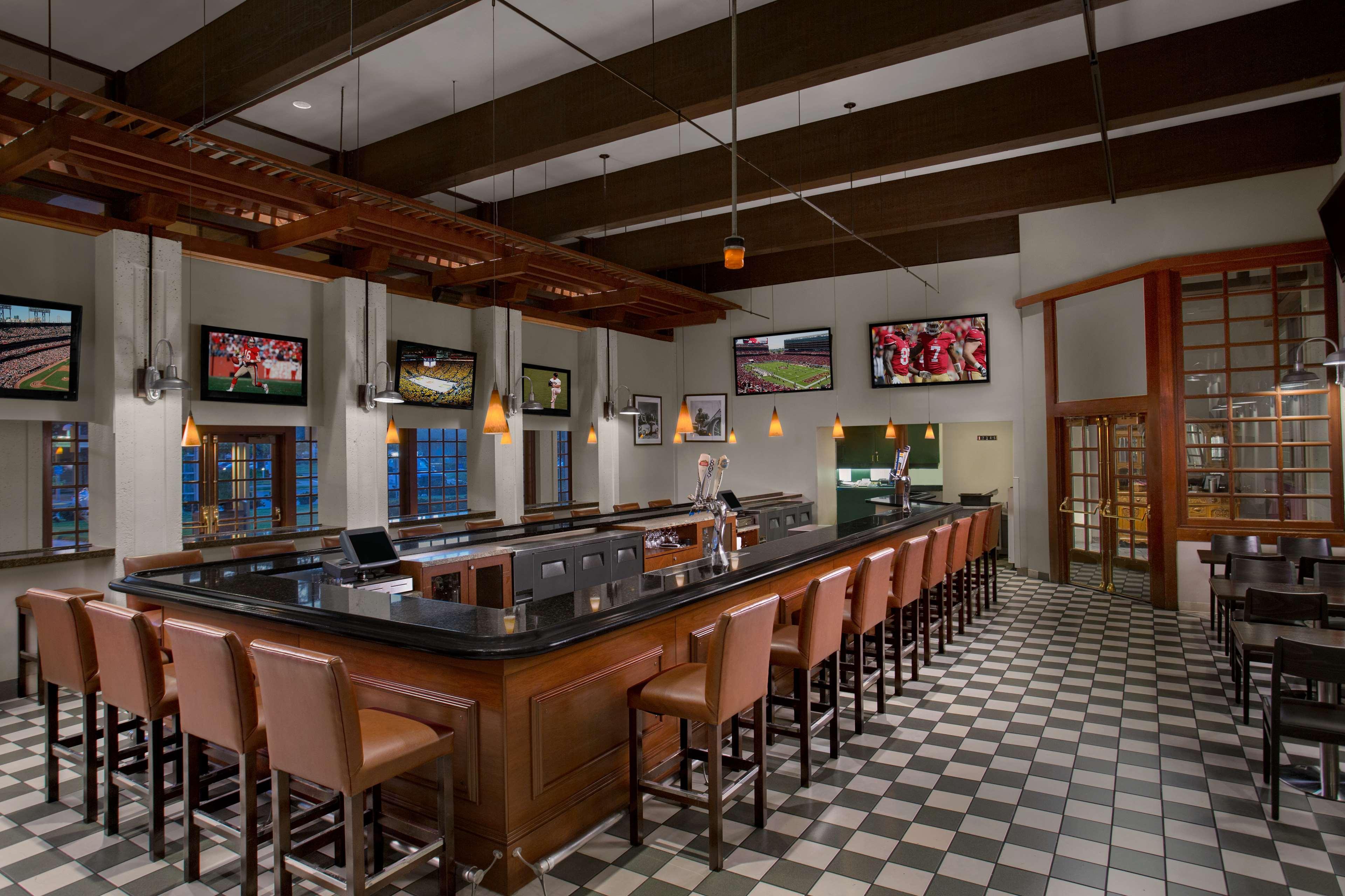 Отель Hilton Oakland Airport Экстерьер фото
