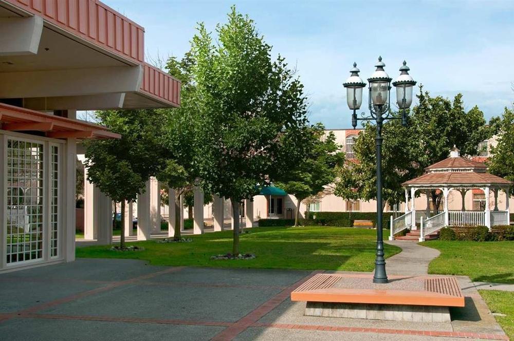 Отель Hilton Oakland Airport Экстерьер фото