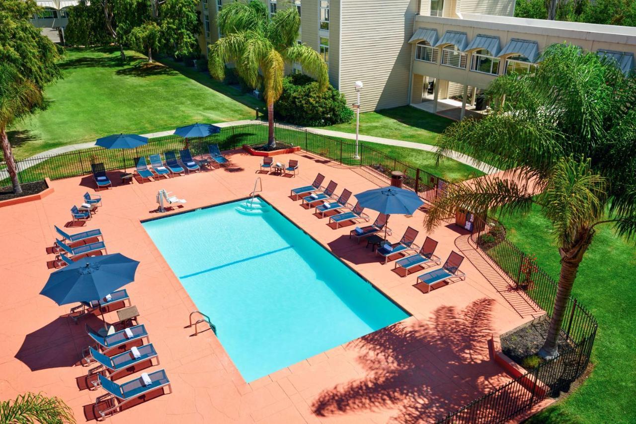 Отель Hilton Oakland Airport Экстерьер фото