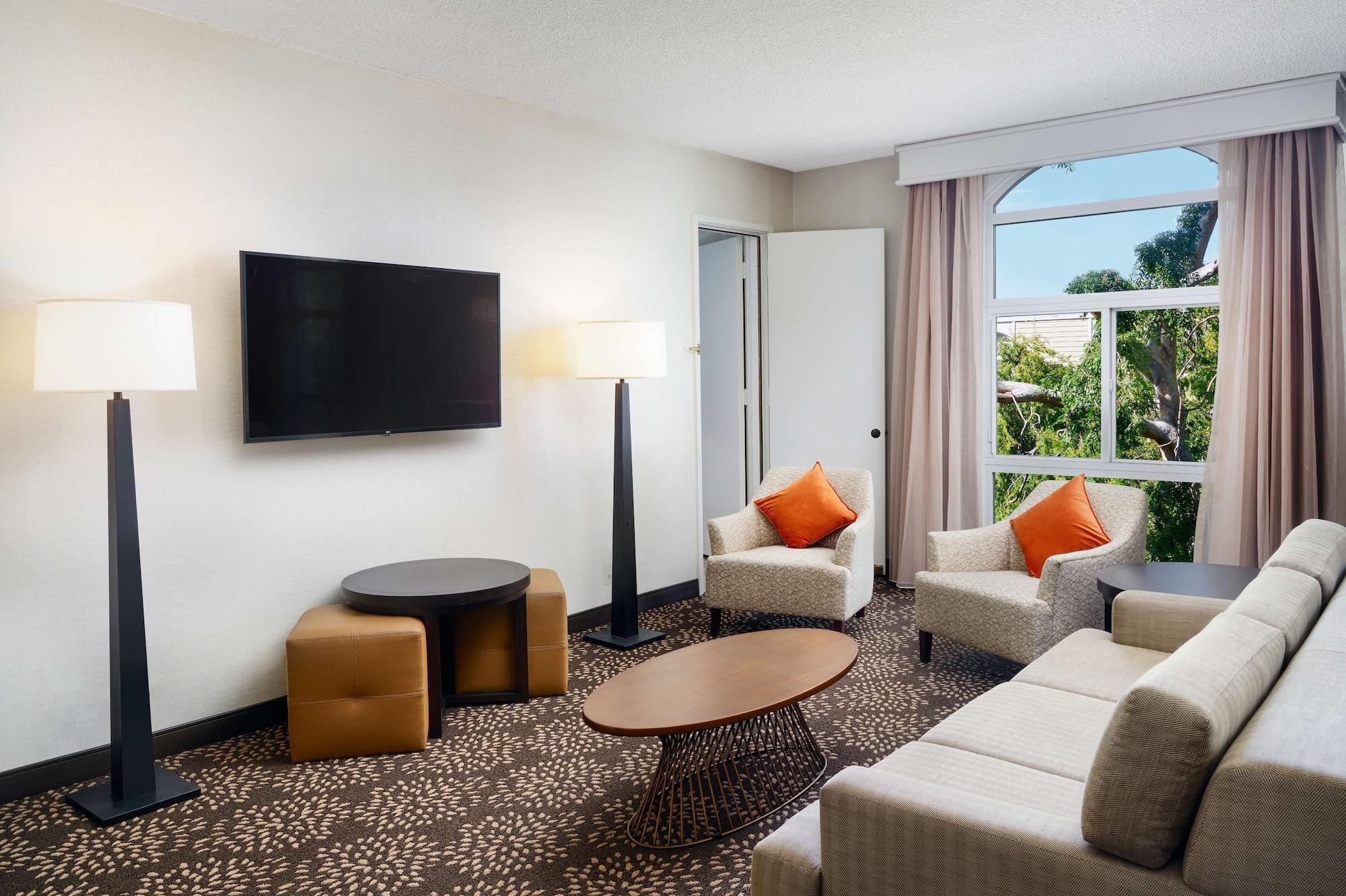 Отель Hilton Oakland Airport Экстерьер фото