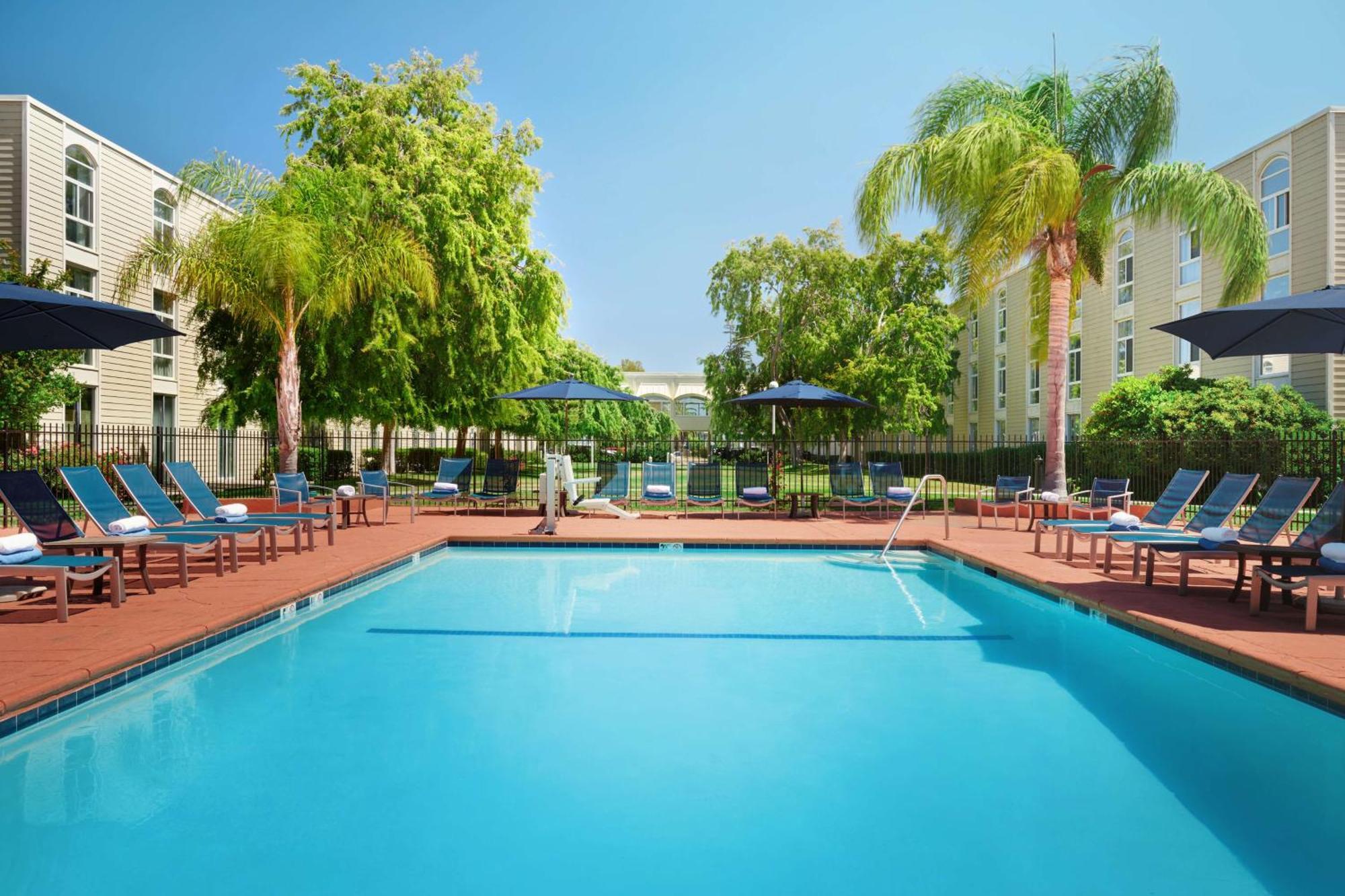 Отель Hilton Oakland Airport Экстерьер фото