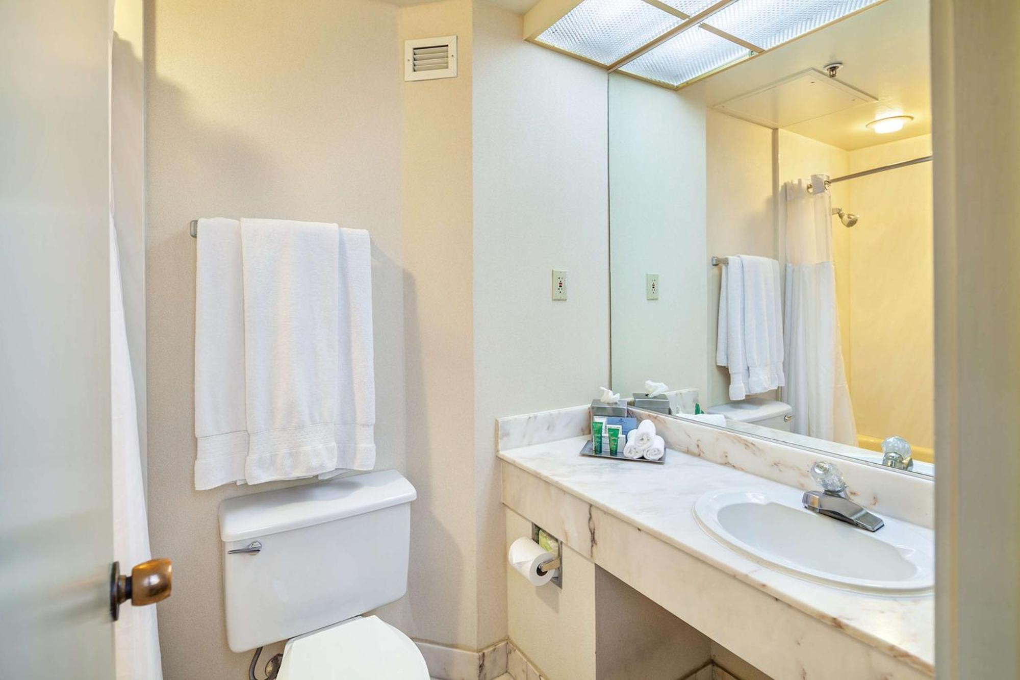 Отель Hilton Oakland Airport Экстерьер фото