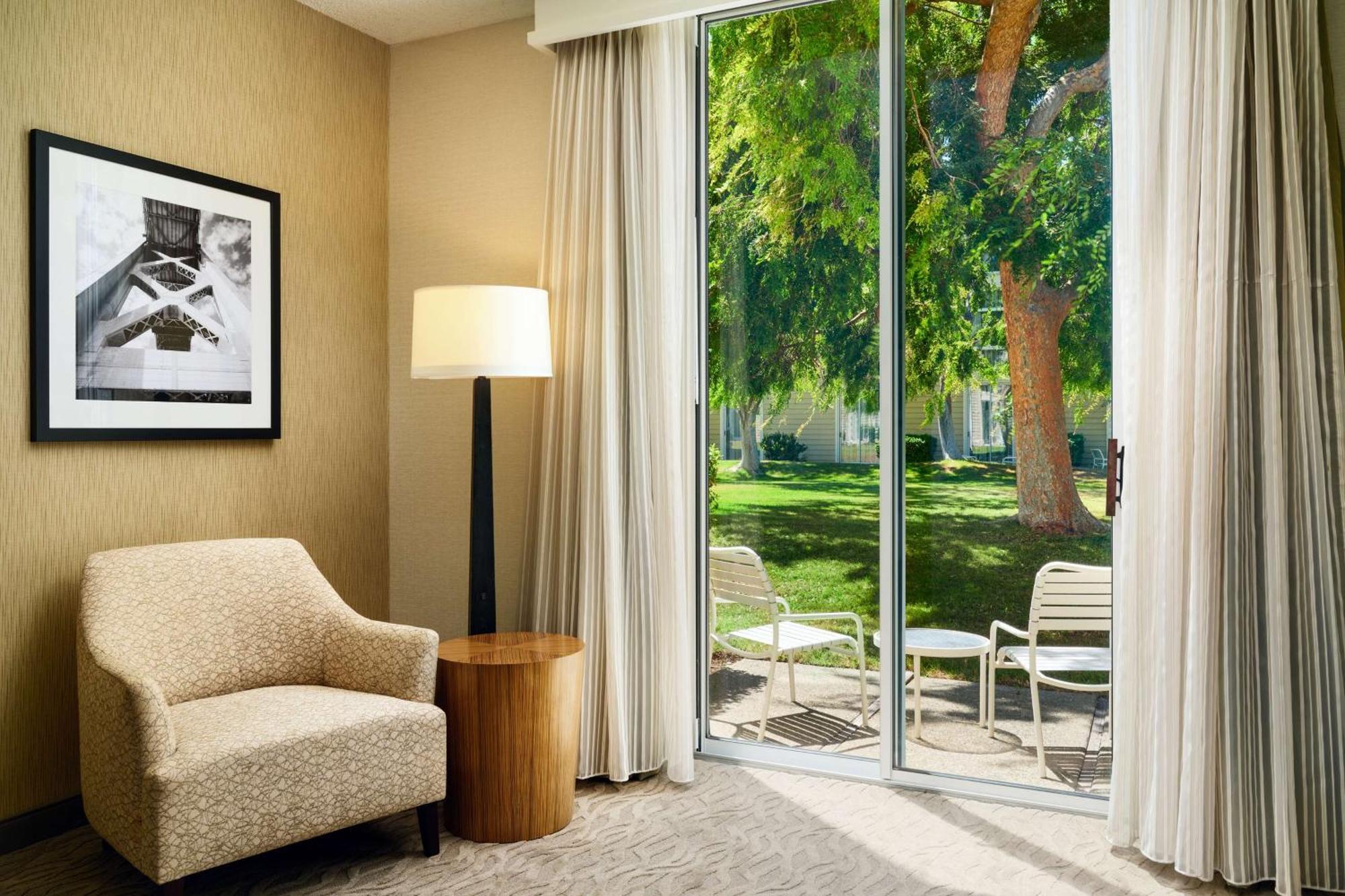 Отель Hilton Oakland Airport Экстерьер фото