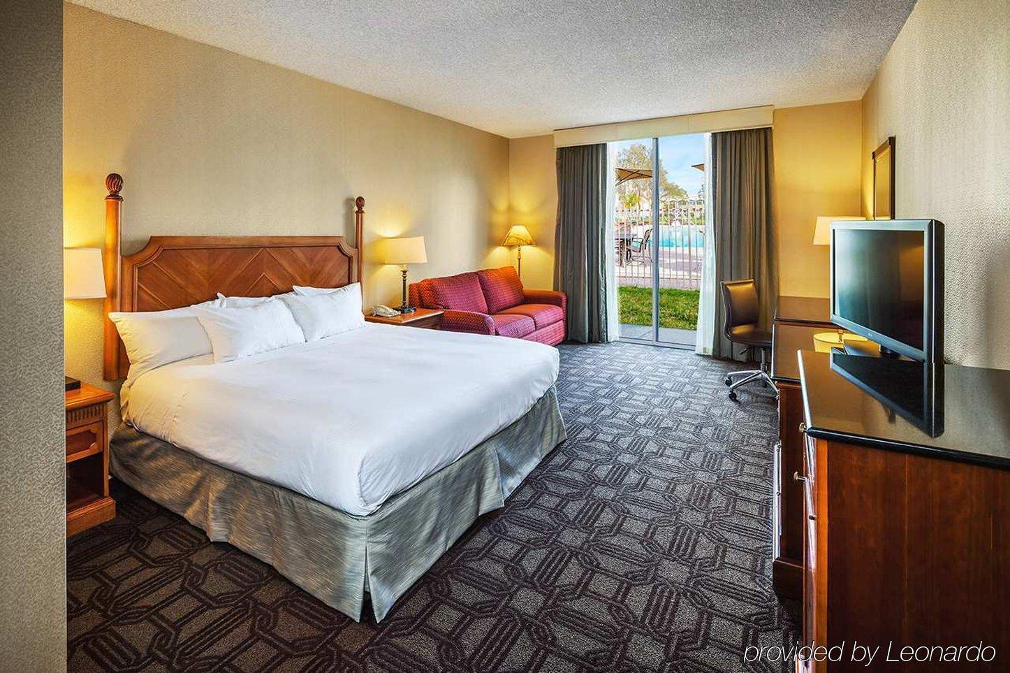 Отель Hilton Oakland Airport Экстерьер фото